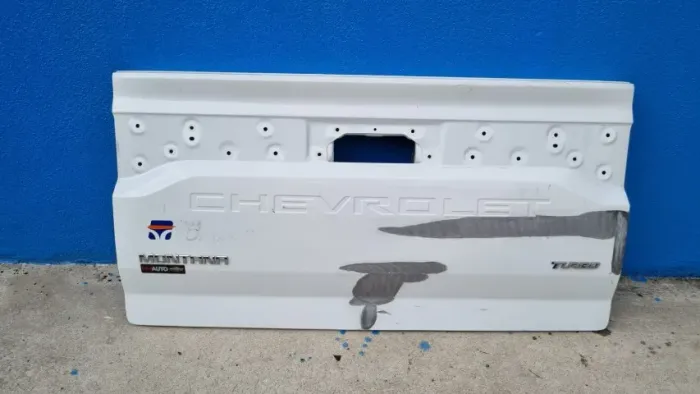 Tampa traseira Chevrolet GM Montana 2023/2025 Original
