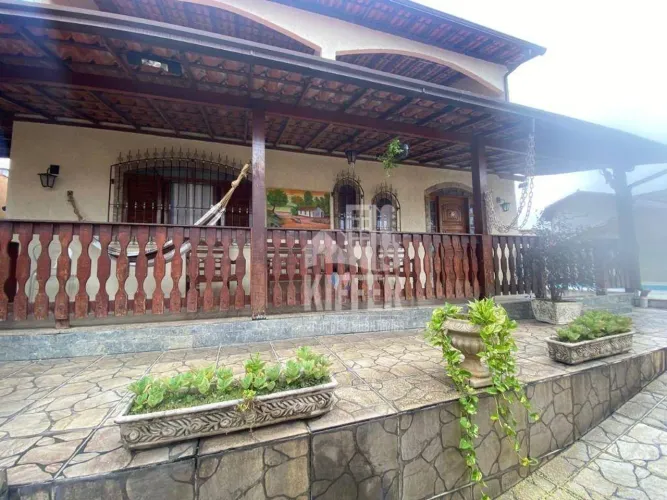 Casa de Esquina com Piscina e Terraço no Mutuá