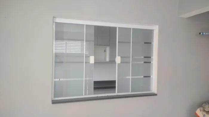 Janela de vidro jateado