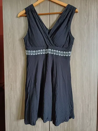 Vestido preto com detalhe bordado