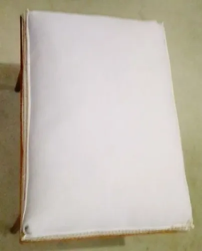 Banqueta anos 50 com assento estofado novo e "esqueleto" em madeira com pernas "palito" . 