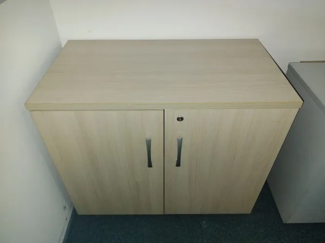 Armário madeira MDF 2 portas, tom mesclado, ótimo estado.