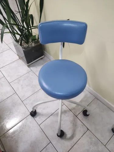 Cadeira Azul com Rodinhas e encosto