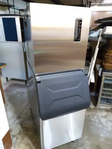 A. Máquina de gelo 150kg Benmax inox