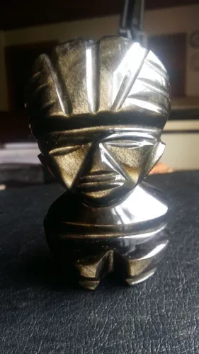 Estatueta Asteca em Obsidiana Dourada
