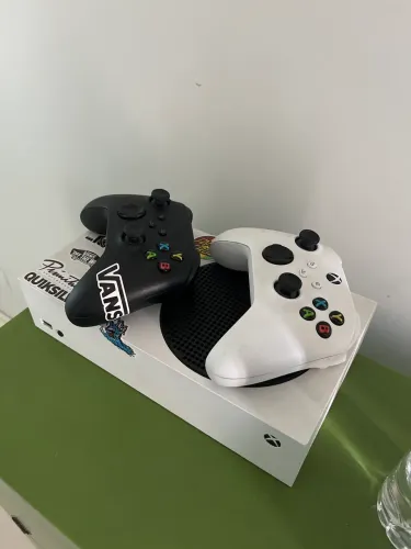 vendo xbox series s com dois controles 