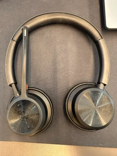 Headset Poly Voyager V4320 - Bluetooth - Cancelamento de Ruído Ativo