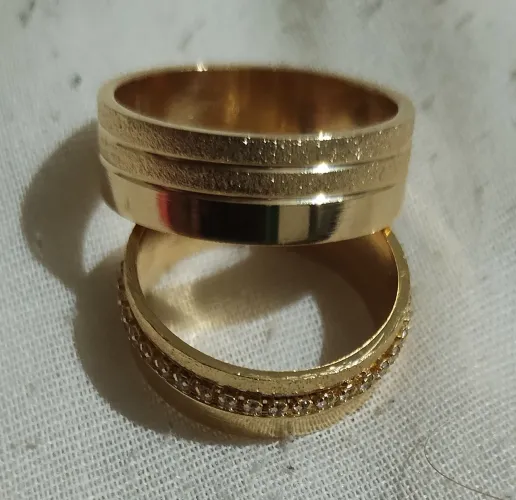 Par de alianças de tungstênio banhado a ouro