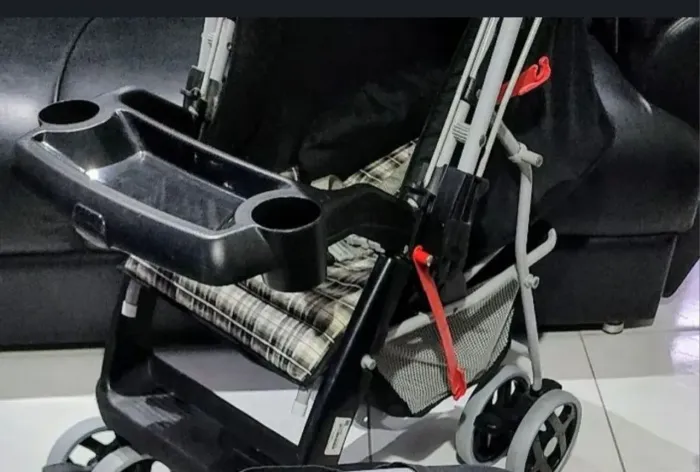 Carrinho de bebê, reclinável, e vira berço, todo perfeito sem nenhuma marca.