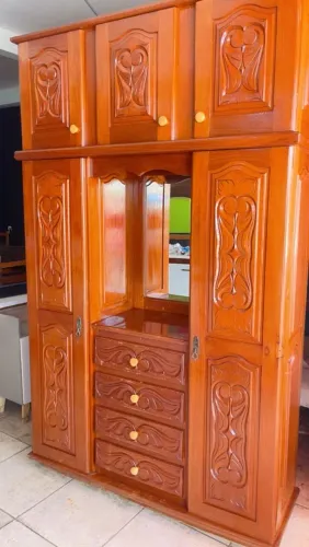 Guarda roupa de madeira