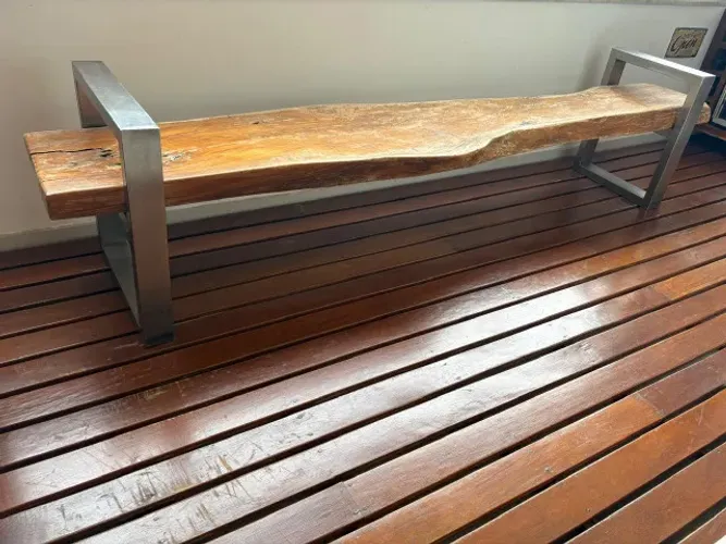 Banco de madeira de demolição com base inox