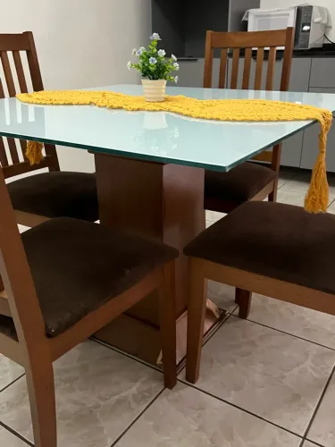 Mesa com cadeiras de madeira