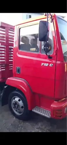 Caminhão carroceria aberta
