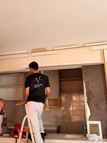 Marceneiro e montador de móveis projetados 