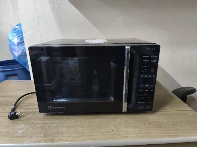 Micro-ondas Electrolux ME23P 23L Preto Descongelamento
