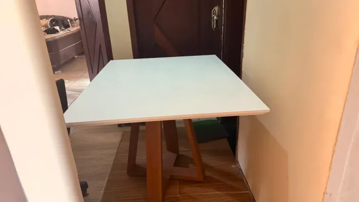 vendo mesa de 4 cadeiras, em perfeito estado - apenas 4 meses de uso. 1,20 x 0,90