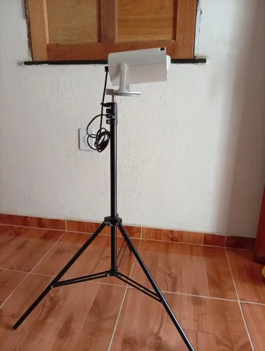 Kit projetor HY300 com tripé e painel