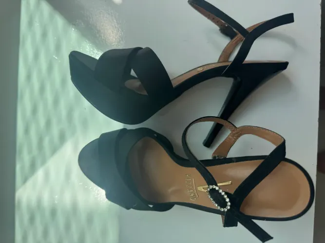 Sandália Vizzano, salto fino, strass delicado na fivela, confortável, nunca usada