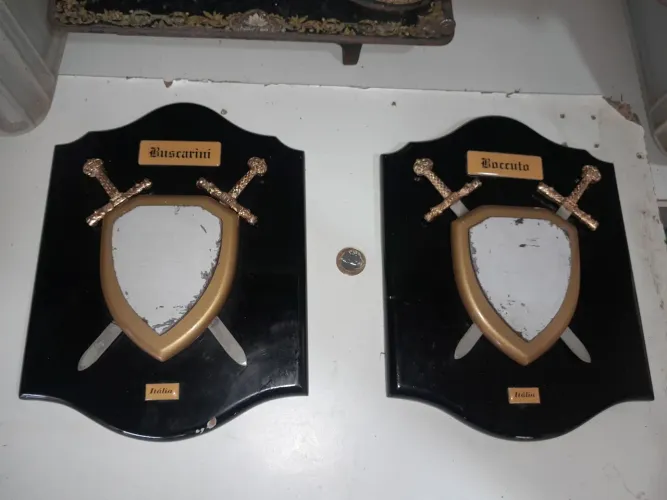 Quadros decorativos com brasão e escadas italiano