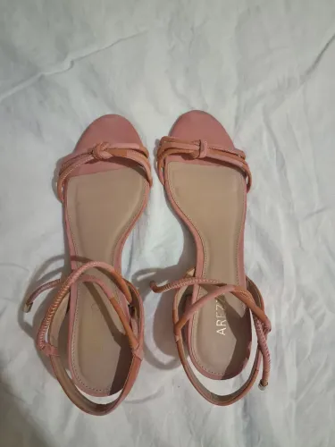 Sandália rosa Arezzo, número 38, salto médio, perfeito estado!