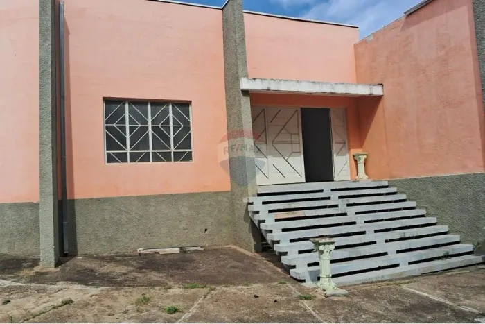 SALÃO COM 230² E EM CIMA 2 QUARTOS COZINHA , BANHEIRO E AREA DE SERVIÇO, NA REGIÃO CENTRAL