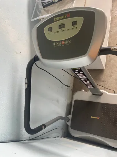 Plataforma Vibratória Energym Turbo Charger da marca Genis Polishop na cor cinza.