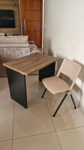 Conjunto mesa e cadeira para escritório