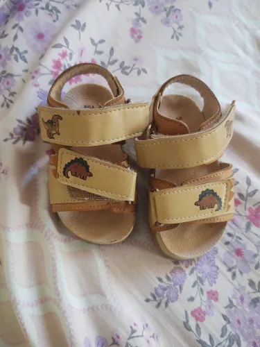 Vende-se uma sandália de bebê
