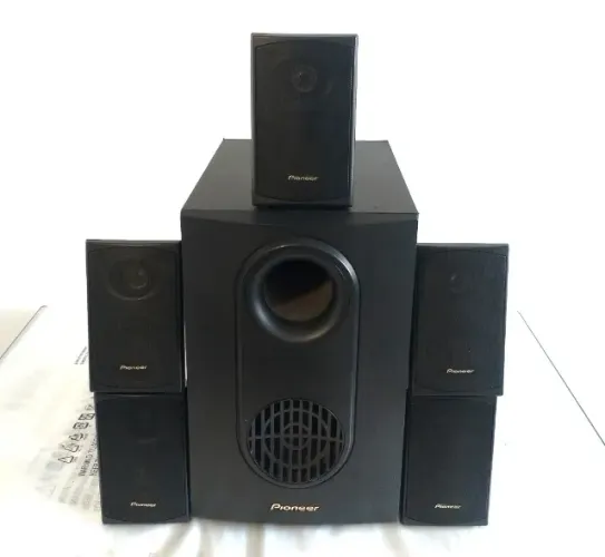 Home Theater 5.1 Pioneer - 5 caixas satélites e 1 subwoofer ativo + brinde 2 pedestais