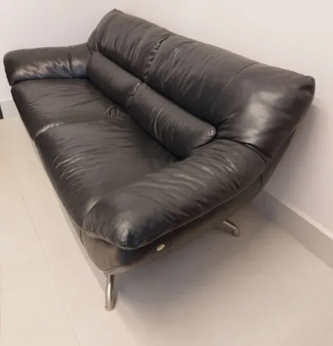 Sofá de couro italiano na cor preta