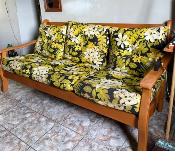 Sofá de madeira maciça 3 lugares