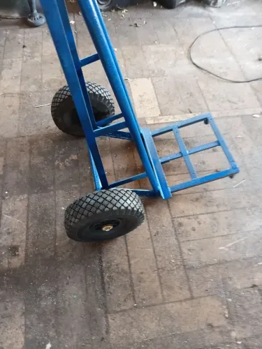 Carrinho para trabalho pesado capacidade 350 quilos eixo macisso peneus novos