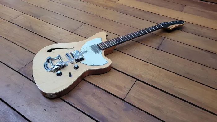 Guitarra Tagima jet blues deluxe