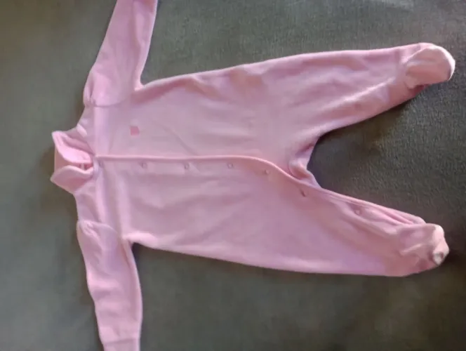 1 macacão rosa Tam.M