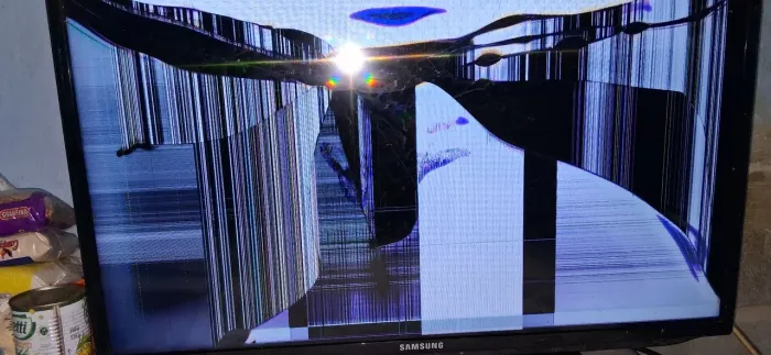 Tv Samsung 32" mod. un 32FH5203G, com problema na tela e sem áudio.