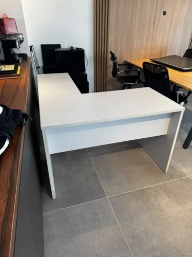 Mesa de escritório em L