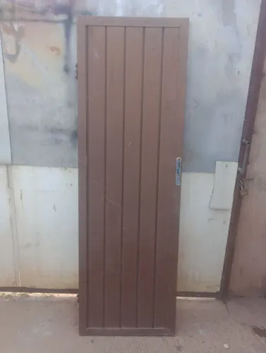 Porta de ferro reforçado