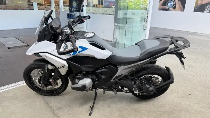 BMW R 1300 GS 2025 com baú e protetor de carenagem GIVI 6000km