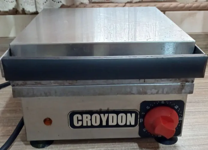Crepeira Profissional Inox 10 cavidades 110v Croydon