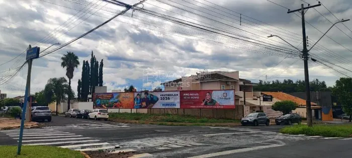 Venda de Terreno / Padrão na cidade de Araraquara