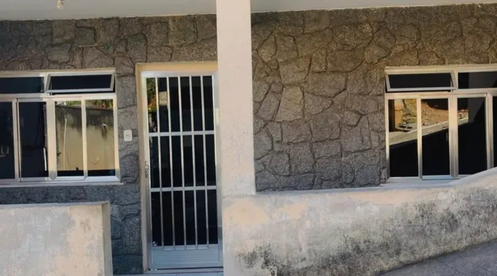 Alugo uma casa na cotiara. 850 mas 50 iptu