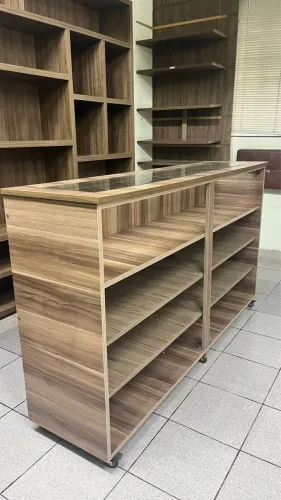 Balcão expositor com vidro e rodinhas 