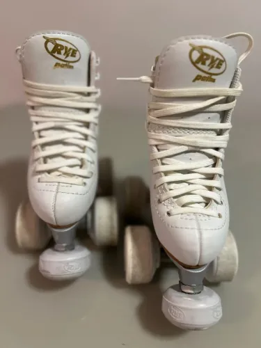 Patins Rye - Novíssimo, pouco uso .  Tamanho 25 