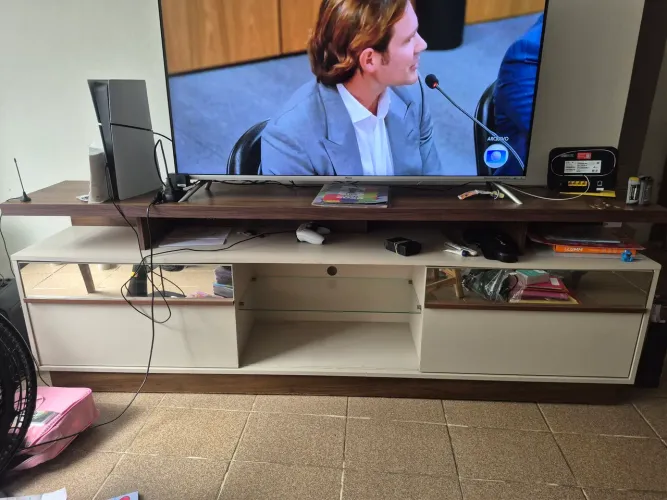 Rack para TV Grande com Prateleira de Vidro e Detalhes Espelhados - Seminovo