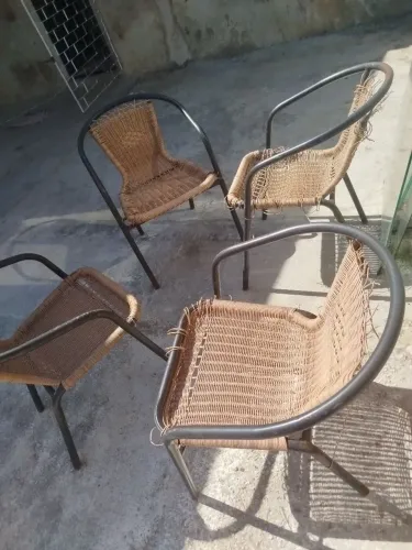 Vende-se quatro cadeiras de varanda ou área de serviço