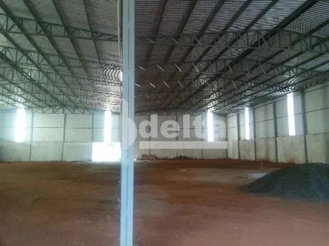 Galpão disponível para locação na Zona Rural de Uberlândia em Uberlândia-MG