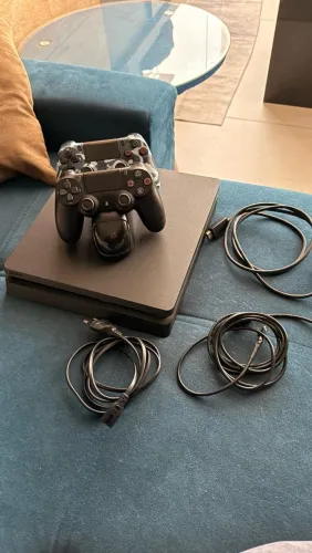 PS4 Slim 500GB + 2 controles + 4 Jogos Mídia Física