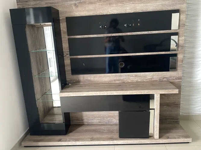 Painel para TV com rack e cristalina lateral com prateleiras de vidro.
