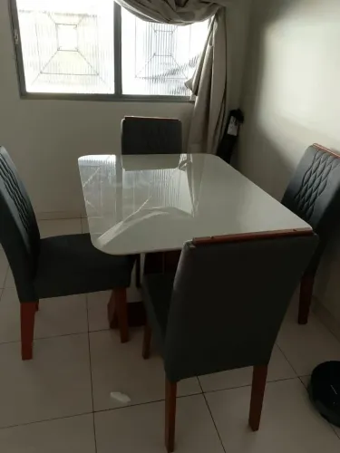 Mesa de jantar com 4 cadeiras