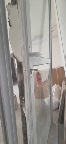 Porta esquadria de alumínio branca
